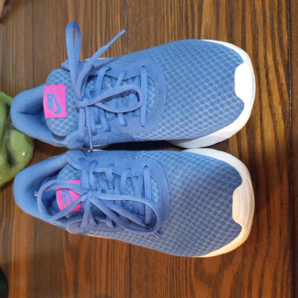Womens Nike size 8